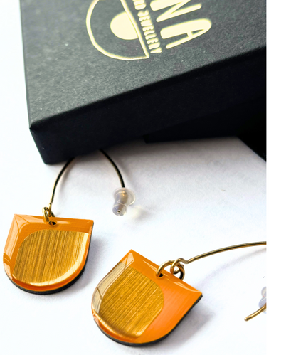 DEE in yellow and lush gold