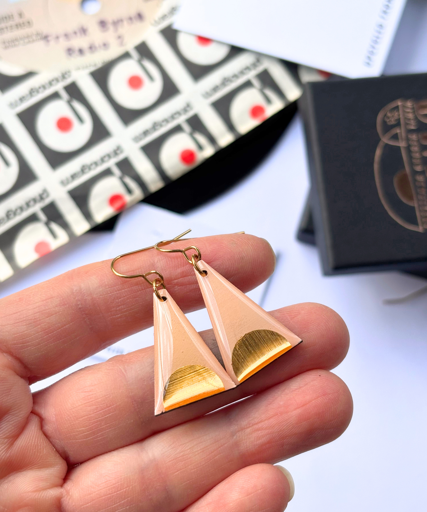 30% OFF | THE TRIANGLES in light warm pink & gold